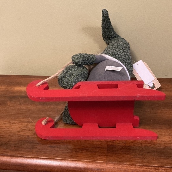 NEW WOODLAND COTTAGE WINTER GNOME ON RED WOODEN SLEIGH - Picture 5 of 11